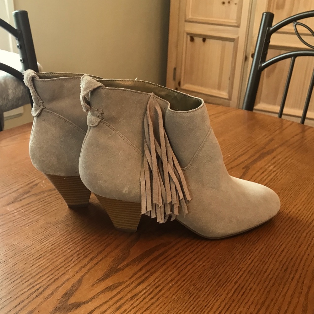 American Eagle Outfitters Light Tan Suede Leather Fringe Pull on Ankle B…